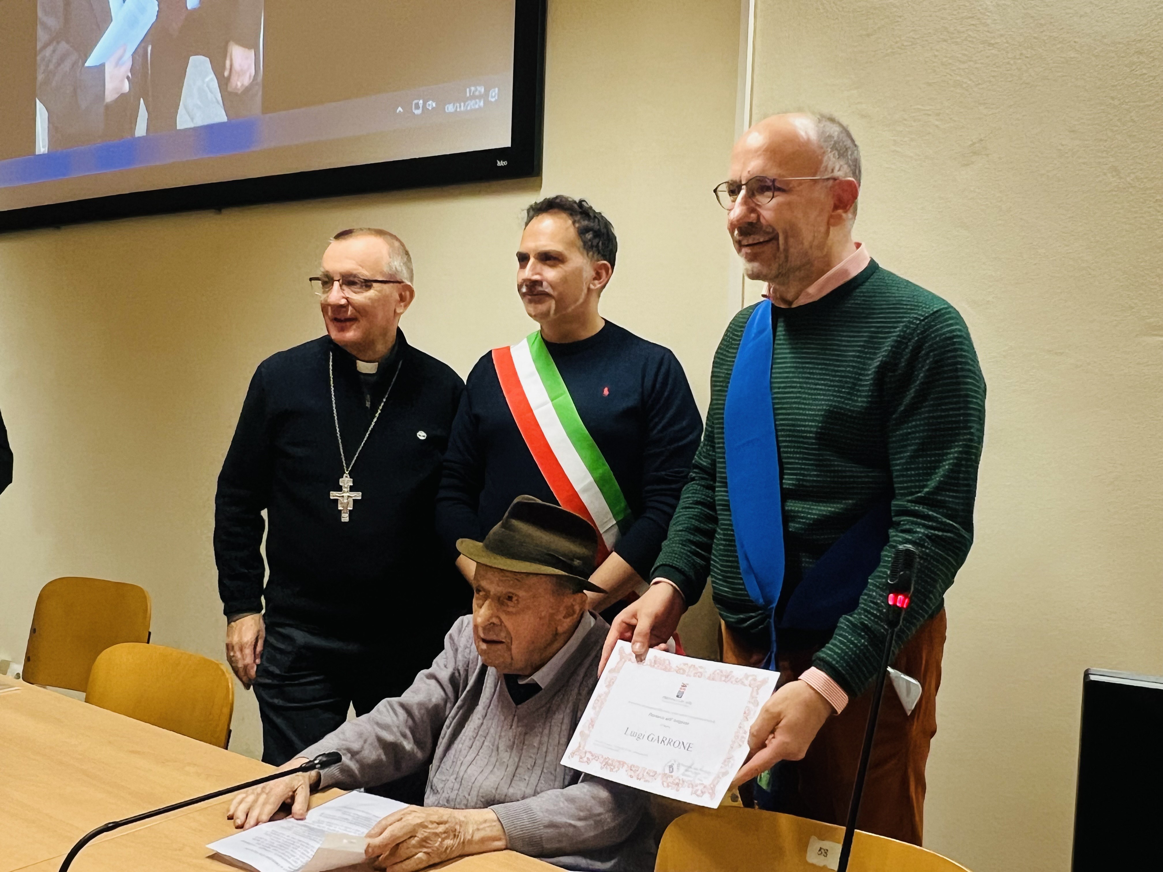 Garrone, decano dei giornalisti piemontesi ha compiuto 100 anni. Il presidente della Provincia, Maurizio Rasero gli conferisce la pergamena di Patriarca dell’Astigiano.