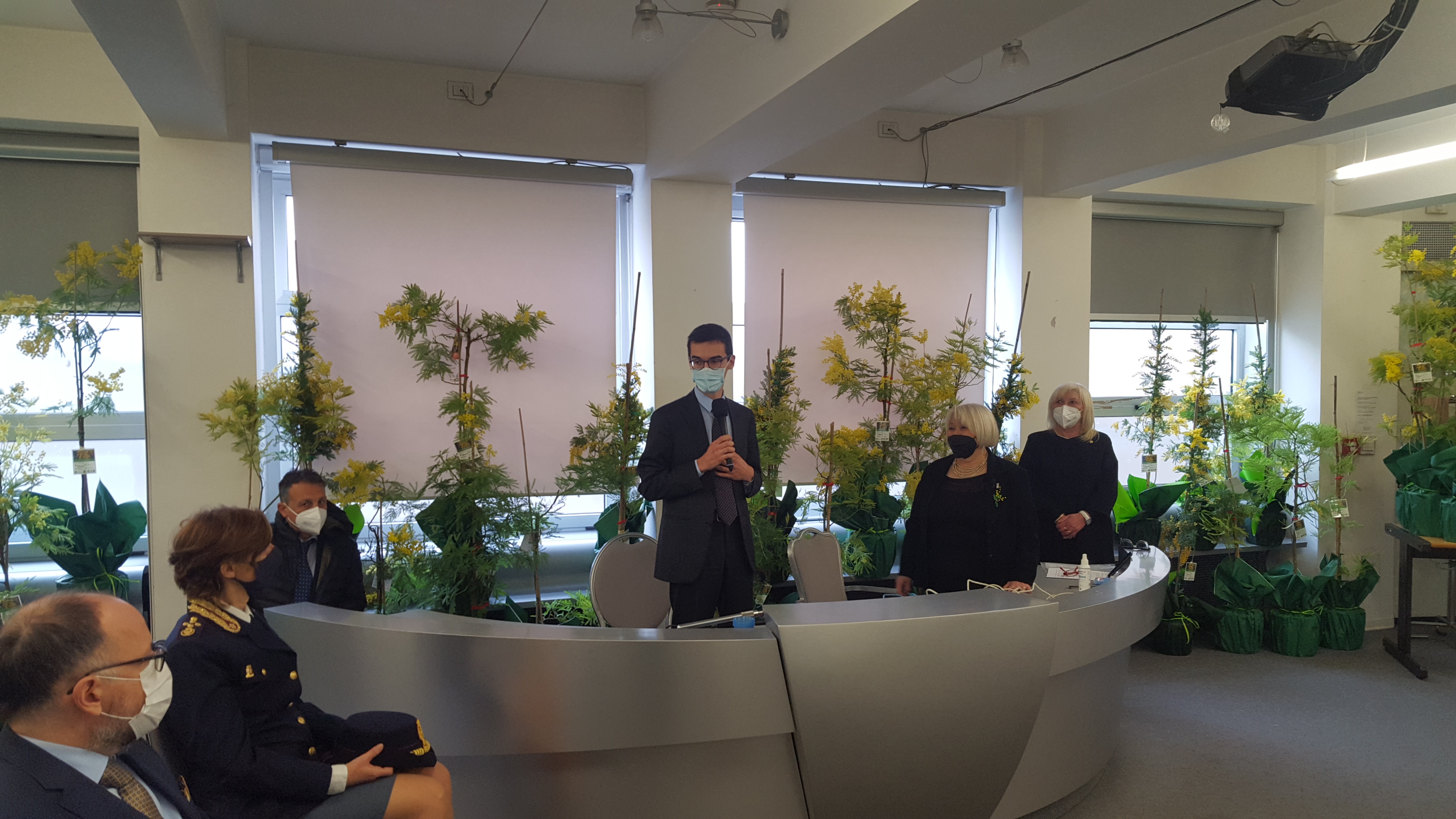 Cerimonia 8 marzo 2021 per le donne in divisa: consegna di alberelli di mimosa [FOTO e VIDEO]